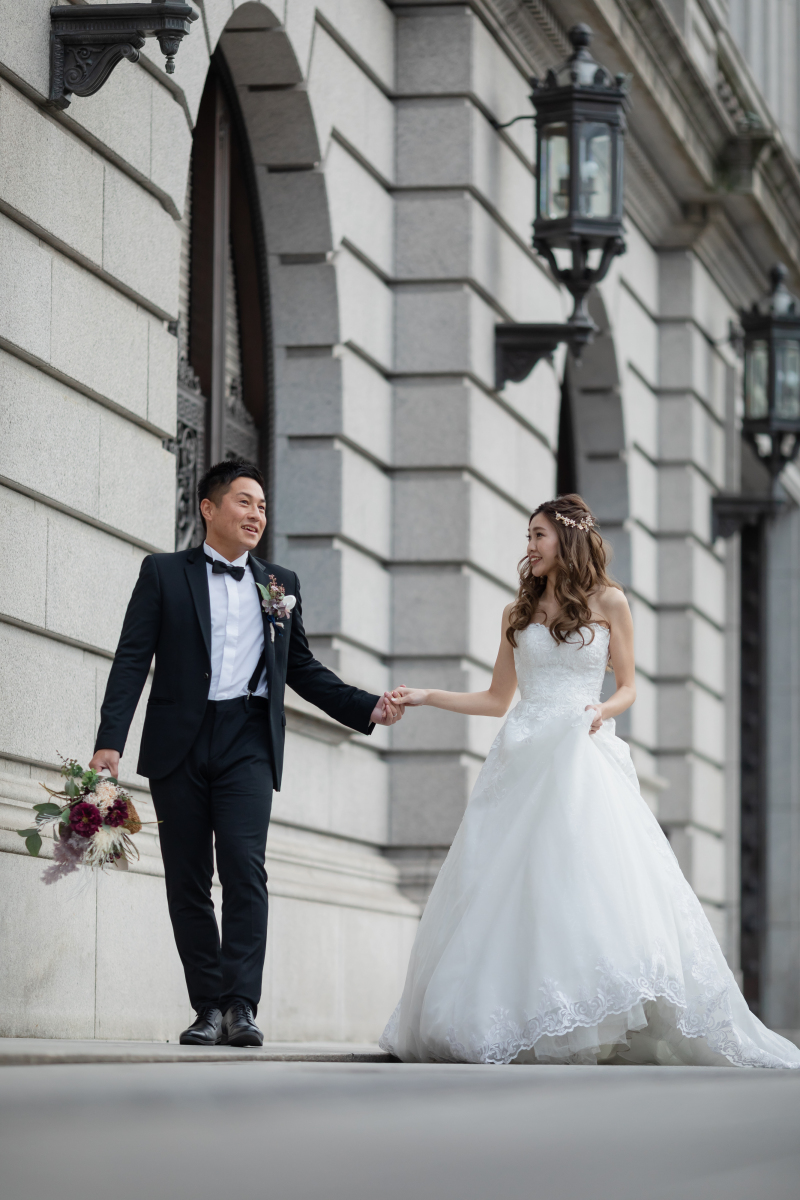 手を取り合って