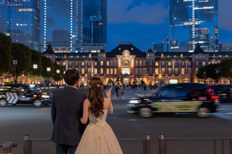 東京駅舎前にて！