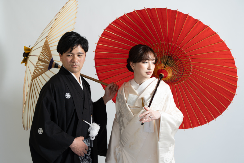 紅白の番傘を持っておすましショット