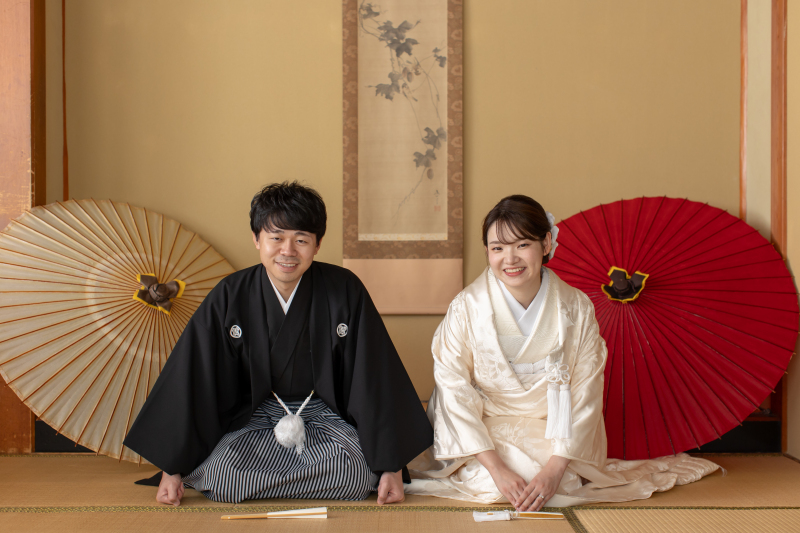 和室で正座して和装らしく