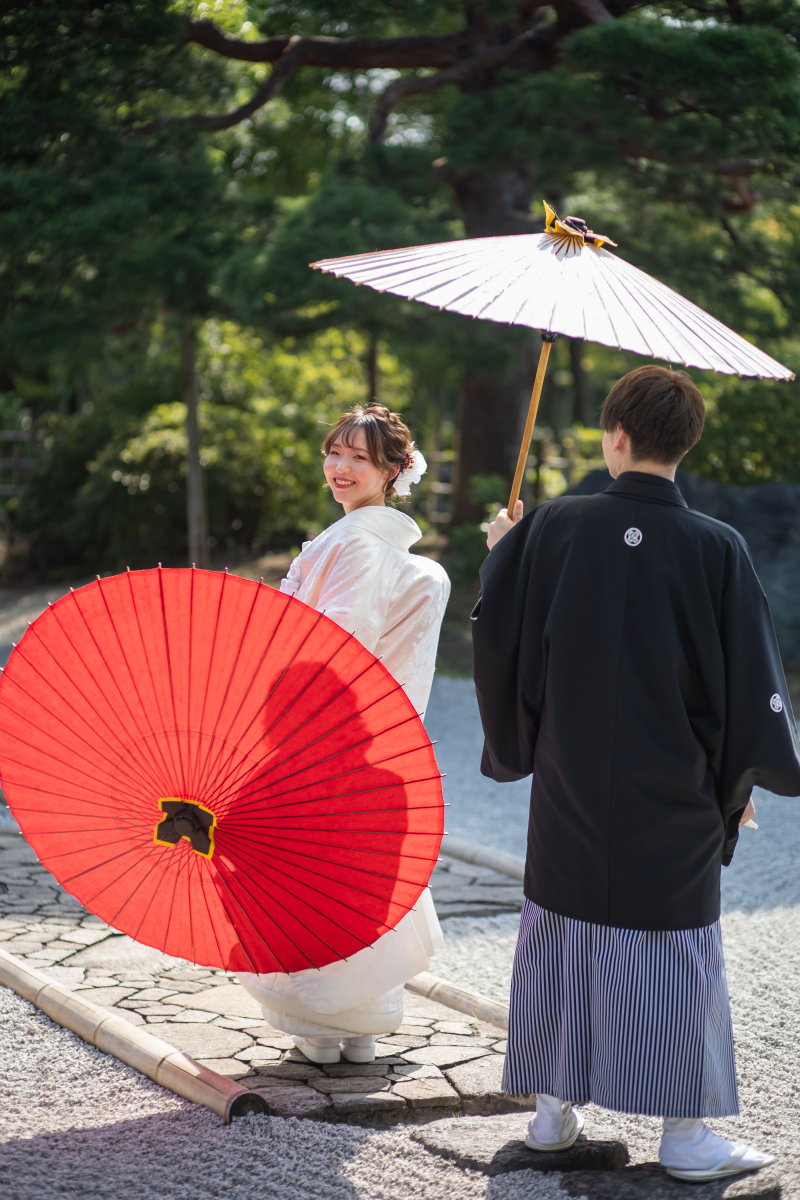白無垢にお色直しされ、日本庭園ロケへ