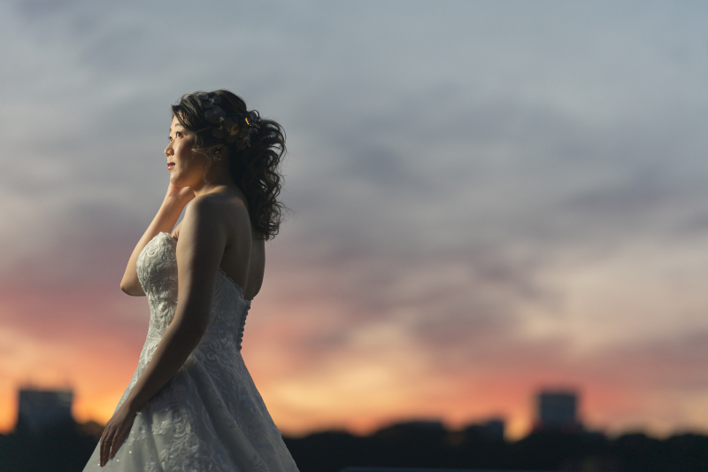 夕焼けをバックに新婦様ソロショット