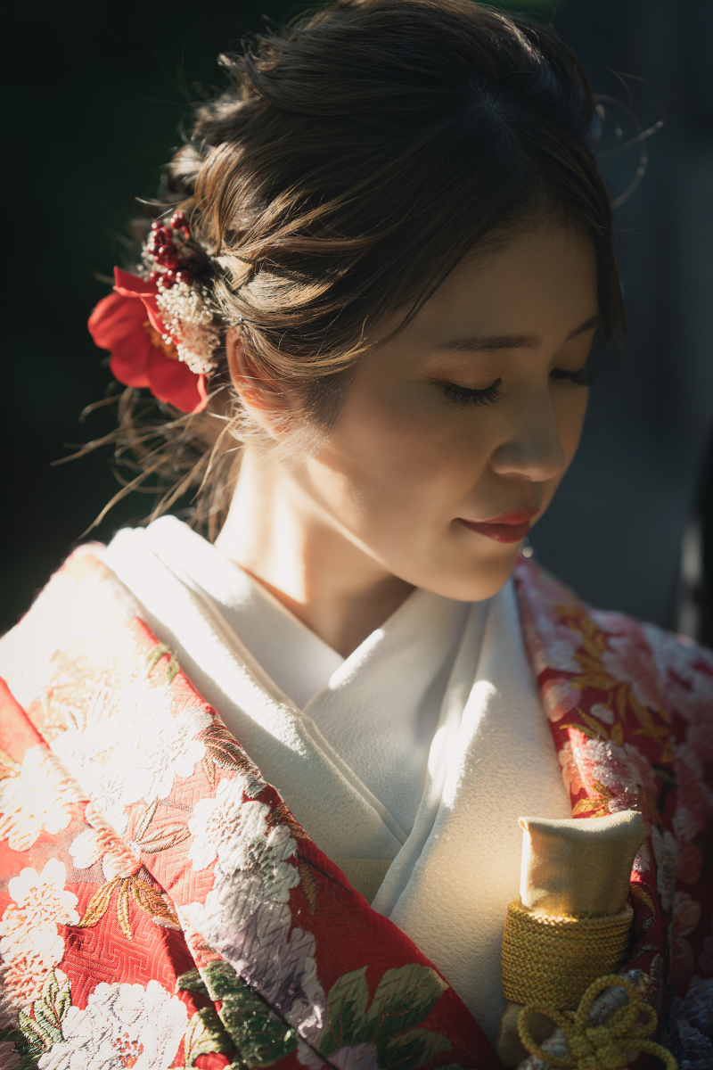 色打掛が彩る、淑やかなご新婦の横顔…