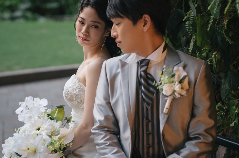 ベンチに座って大人っぽく