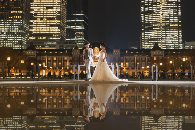 東京駅をバックにリフレクションで