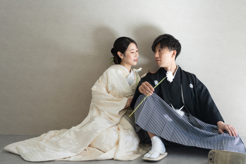 座ったポージングも