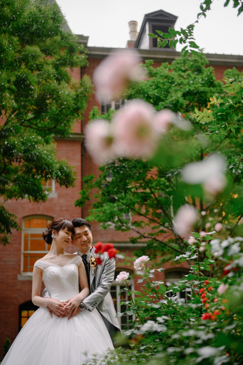 赤レンガと薔薇