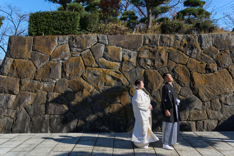 歴史を感じる石垣の前で、どことなくアートな雰囲気