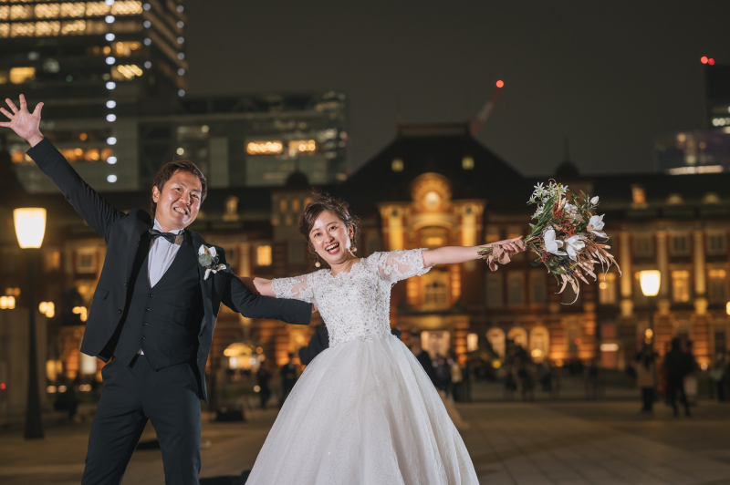 はじけたポーズで