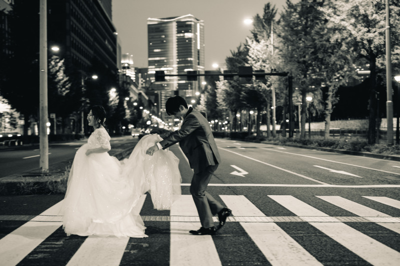 横断歩道シーンをモノクロ加工で