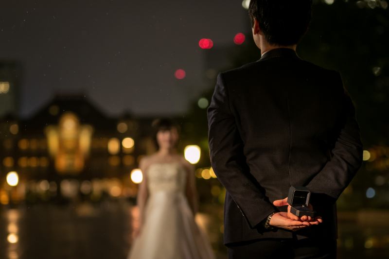 プロポーズシーン。背後にエンゲージリングを隠して