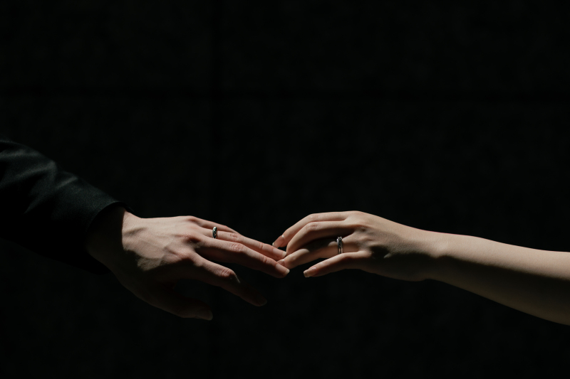 薬指に輝く指輪