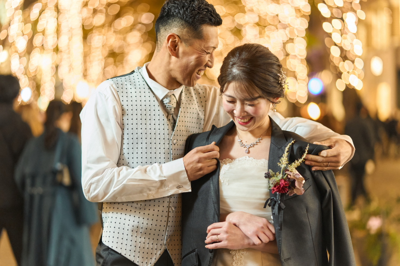 ご新郎が更に紳士的に見えるジャケット掛けポーズ