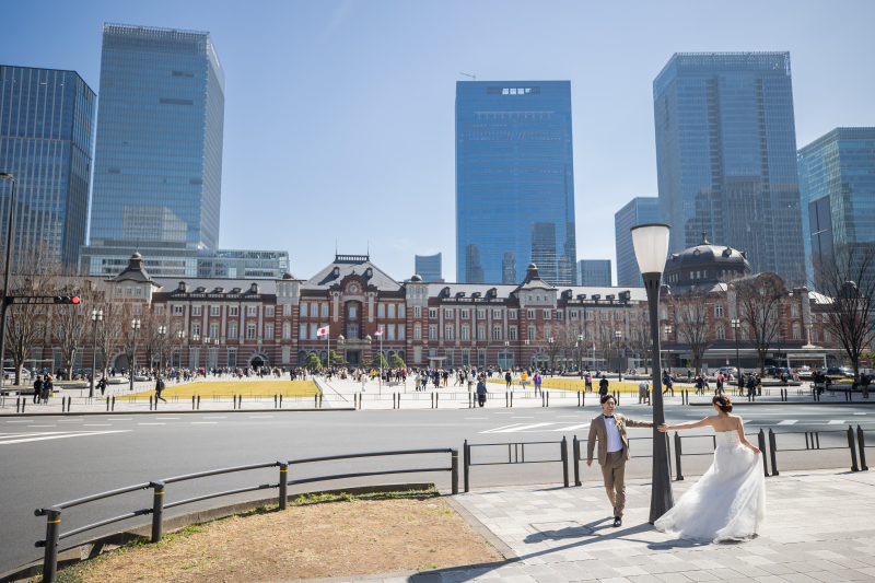 東京駅前で引きのショット