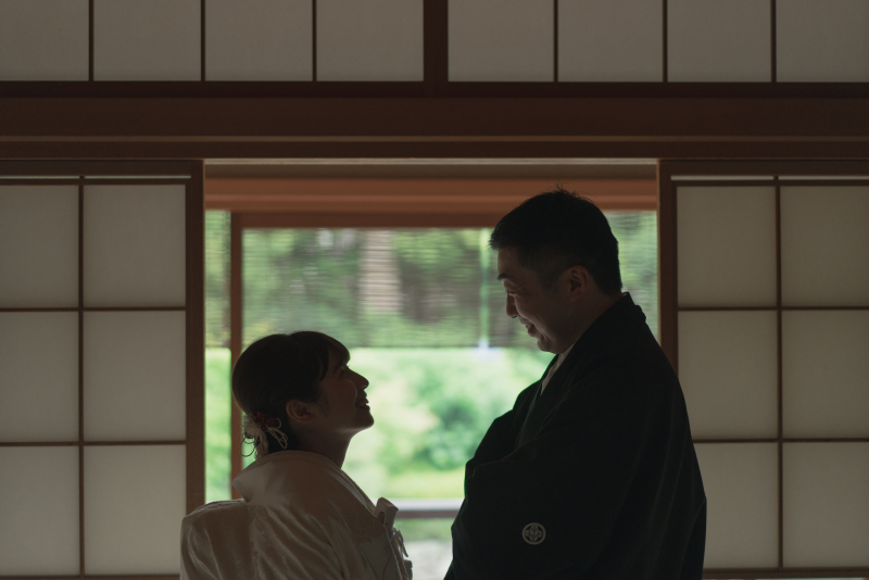 和室での横顔のシルエット