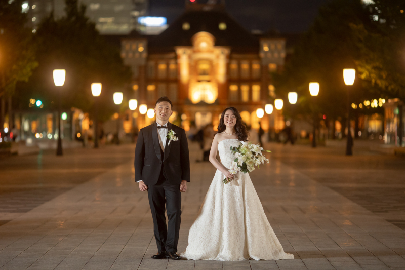 東京駅を背景に撮影