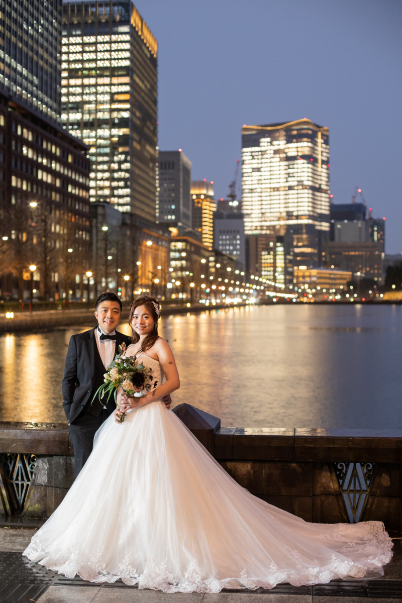 ビルの夜景を縦撮りで