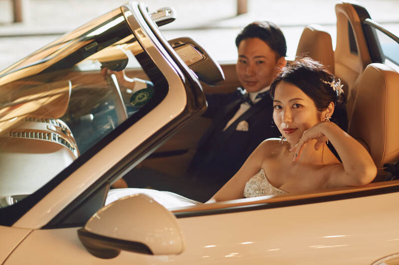 丸の内ロケへ。愛車のオープンカーでご登場！