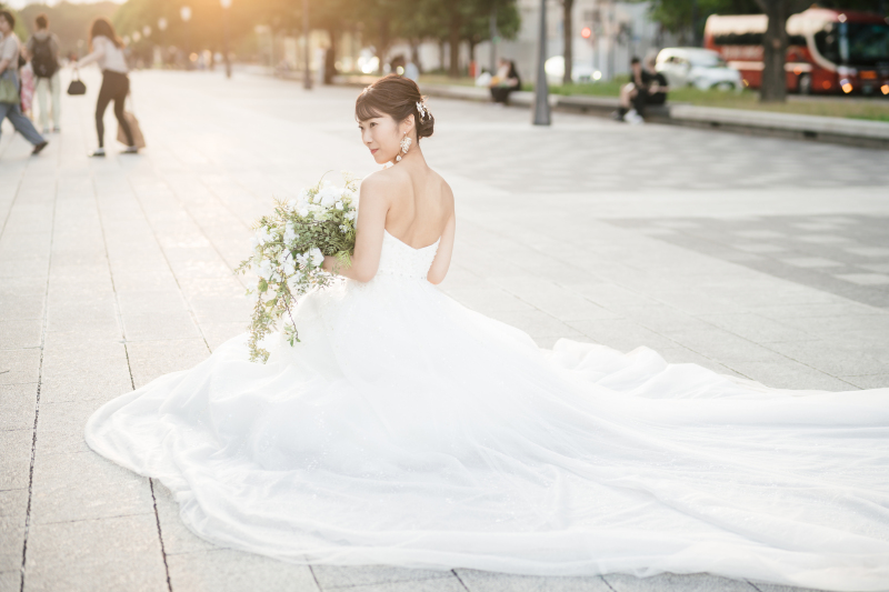 ドレス姿を印象的なショットで