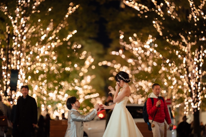 イルミネーションの中でのプロポーズシーン