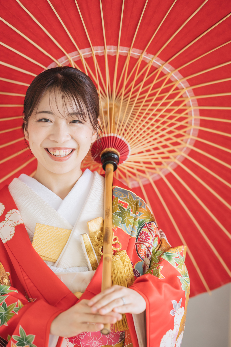 真っ赤な番傘と明るい笑顔!