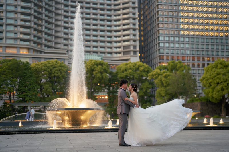 噴水とパレスホテルを背景に♡