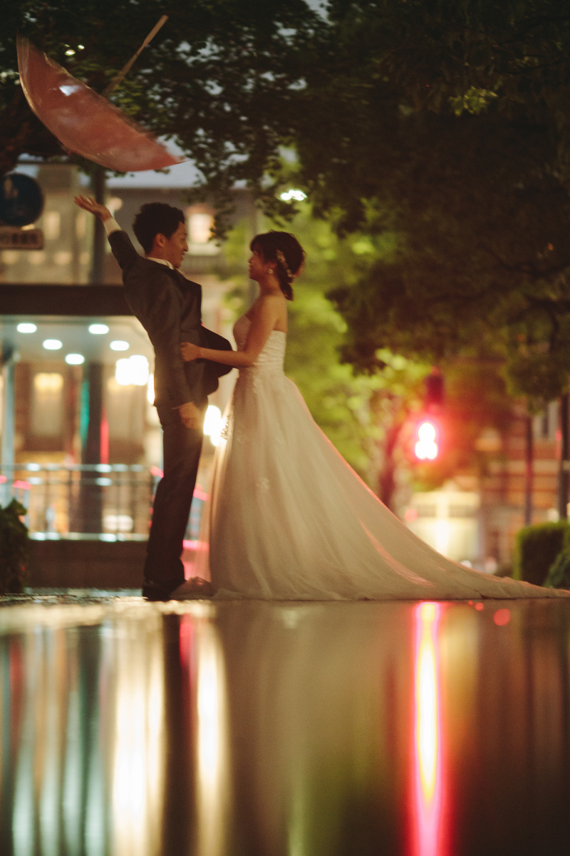 まるで映画！傘を投げ出して…