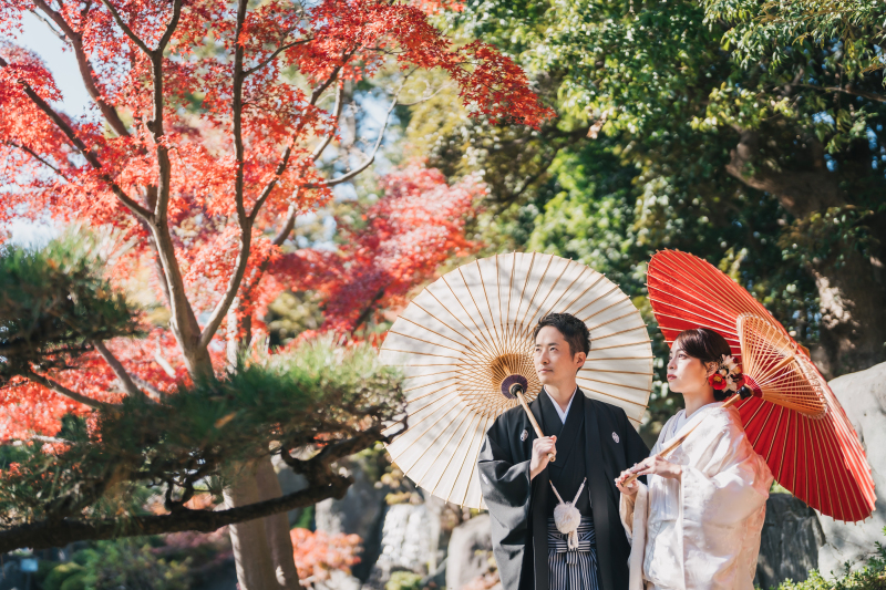 赤く色づく紅葉の下で撮影