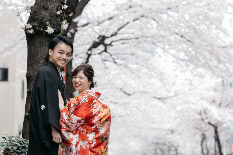 桜をバックに色打掛が映えます