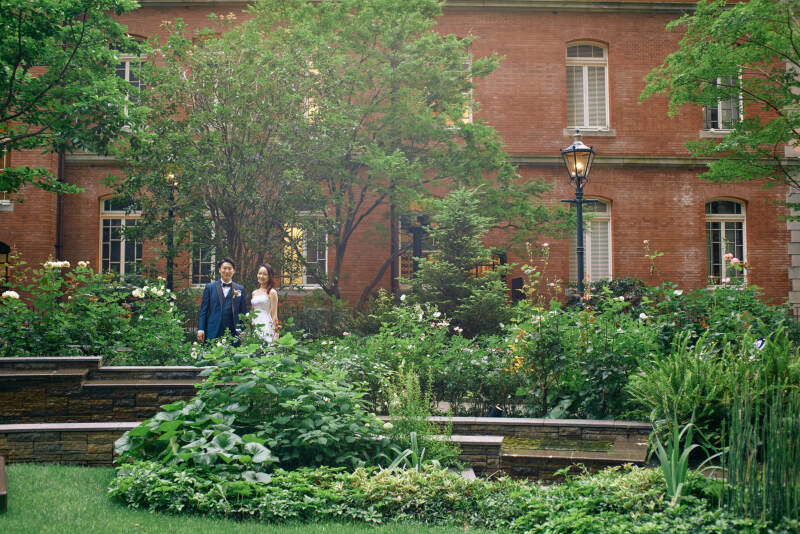 赤レンガと鮮やかな緑のコントラスト！