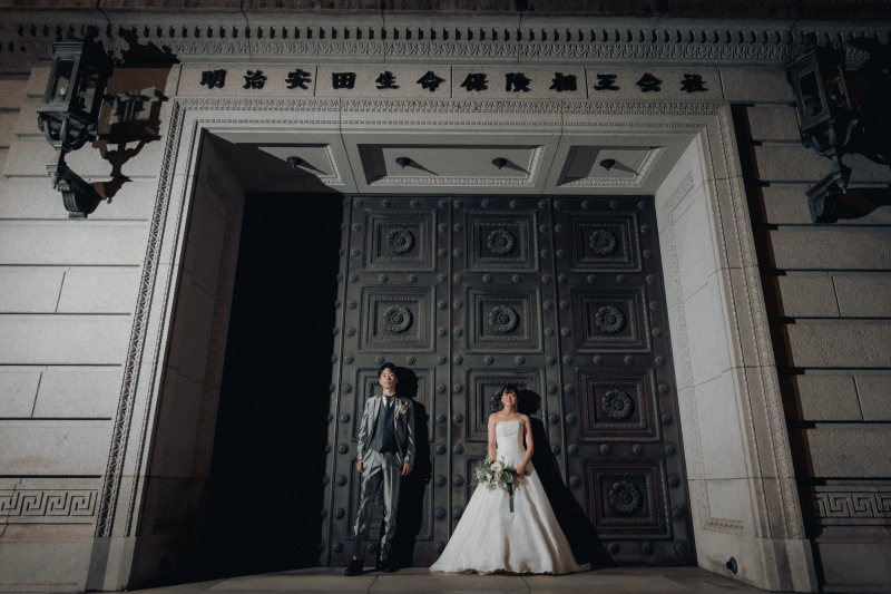 レリーフが美しい鉄の扉を背景にラストショットを