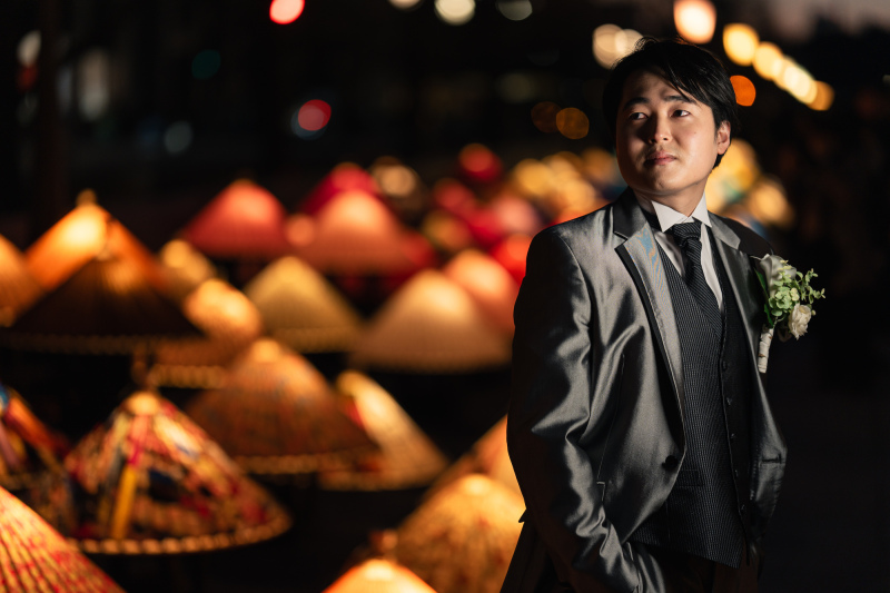 イルミネーションを背景にご新郎のソロショット