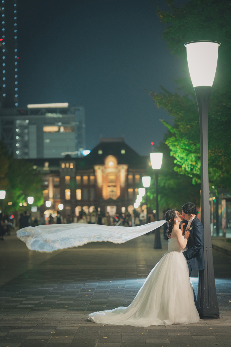 東京駅で風になびくヴェールショット