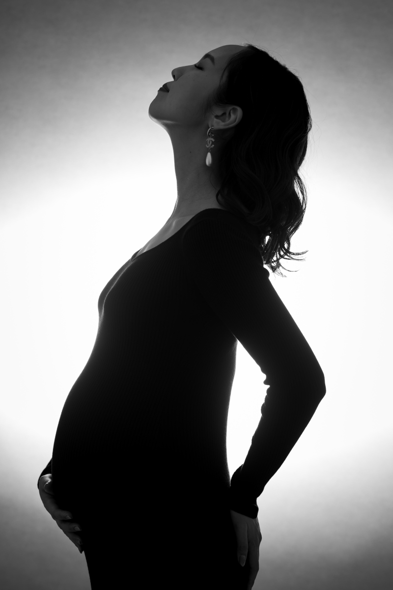 タイトな黒ワンピで