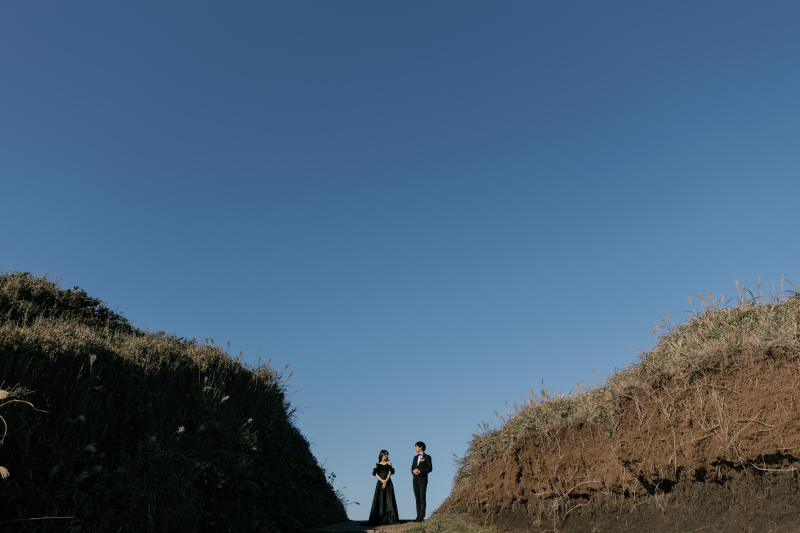 海岸へと抜ける道に佇むお二人の姿