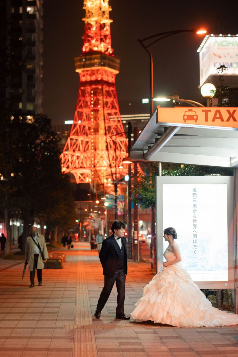 東京タワーのもとで