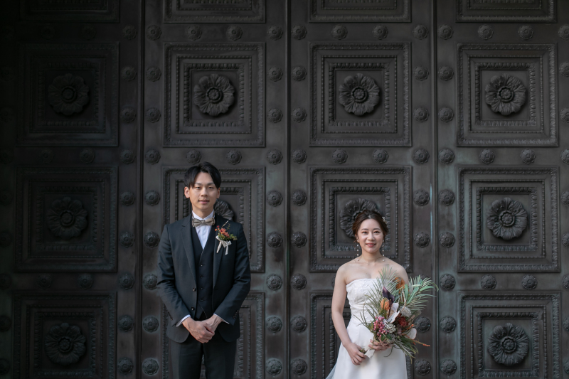 明治生命館の鉄門前で