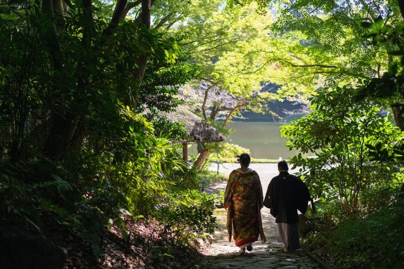 歩くお2人の背中