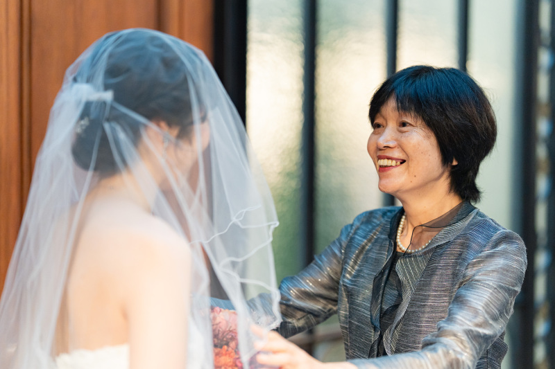 愛情あふれる、お母様からご新婦へのヴェールダウン