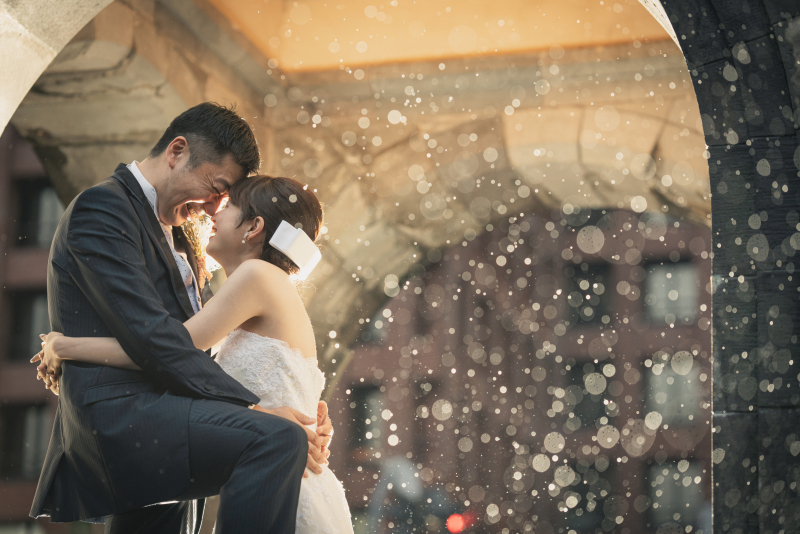 昼間の日本庭園と夜に雨の東京駅近郊ロマンチックロケ