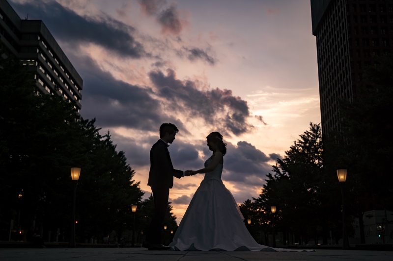 印象的な雲を背景に、シルエットフォト