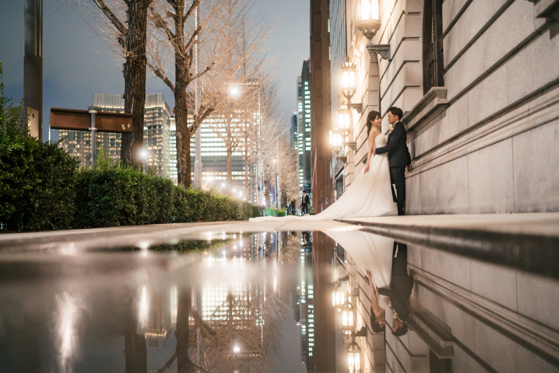 明治生命館前のリフレクション