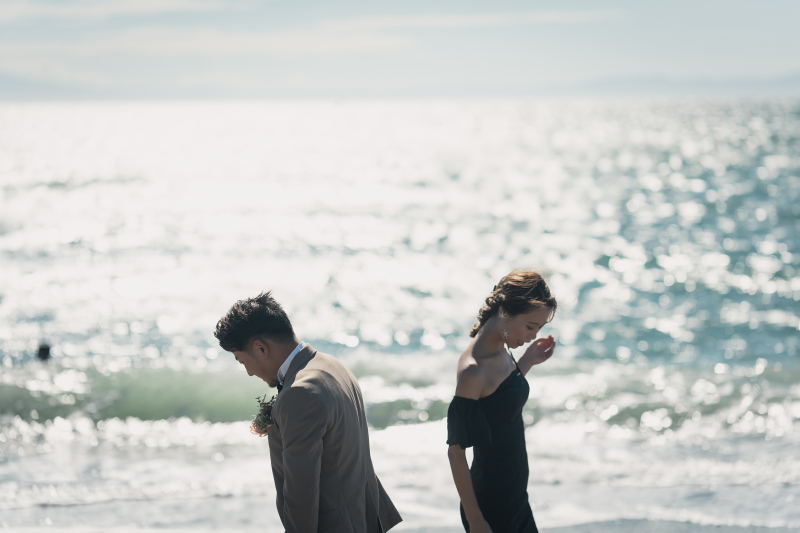 海をバックに撮影スタート