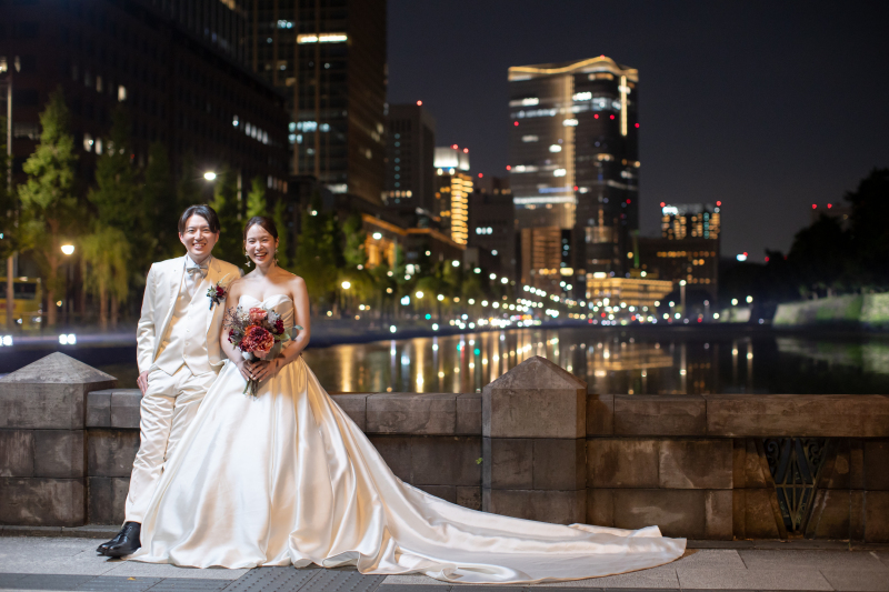 ビル群を背景に満天の笑顔で♪