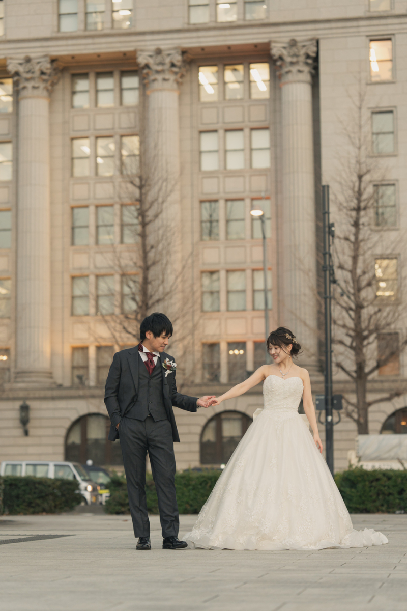 手を取り合うお二人のナチュラルなお姿♡