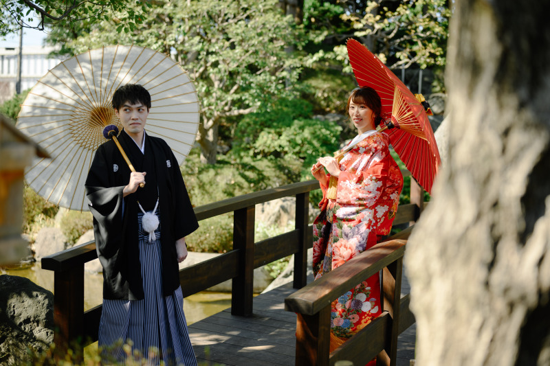 庭園に映える紅白傘