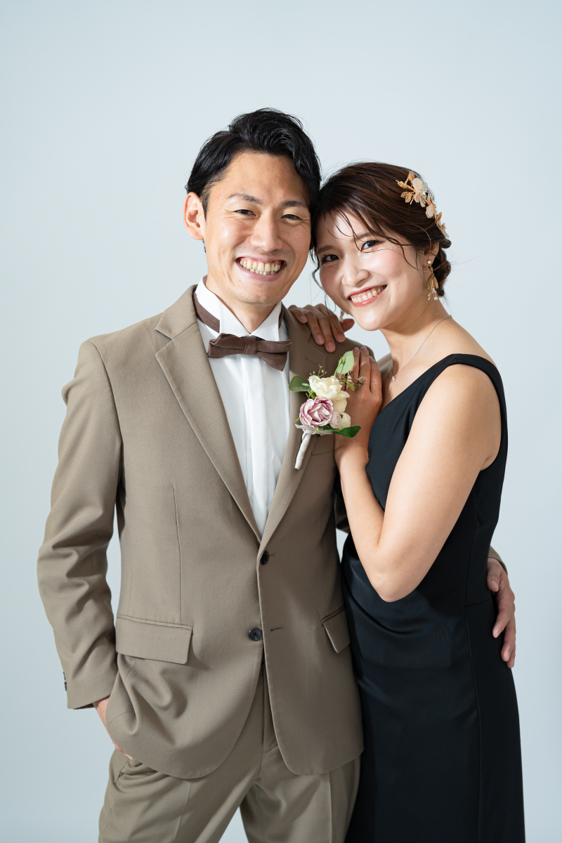 シックな黒ドレスと温かい笑顔が素敵なふたり