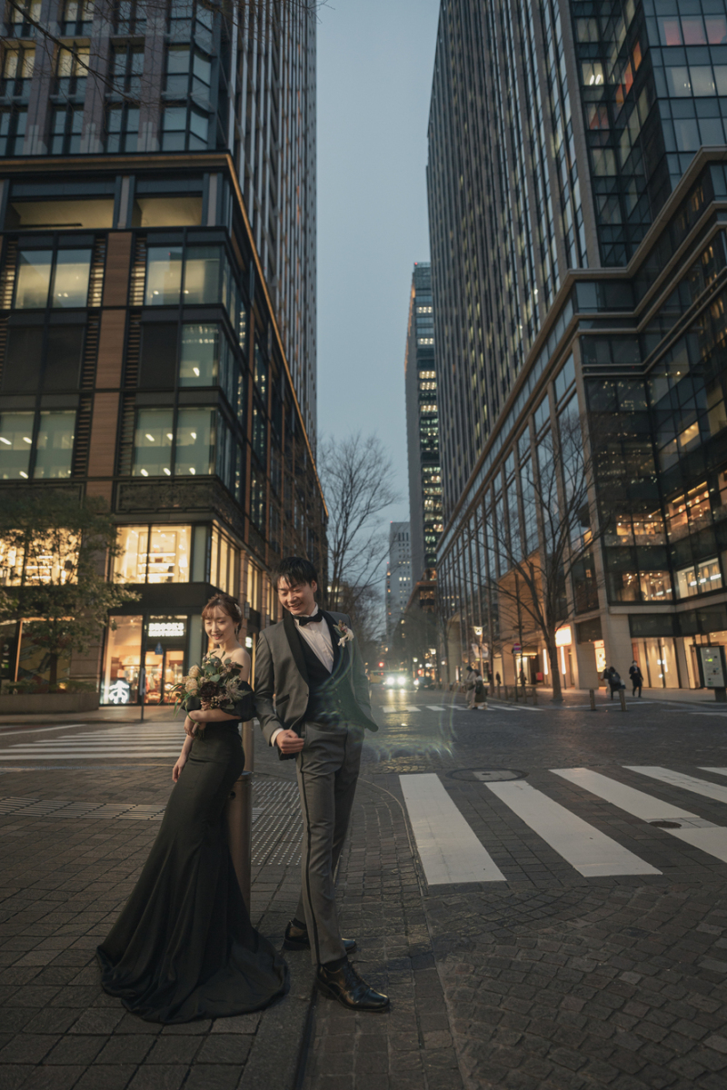 モダンなビルを背景に