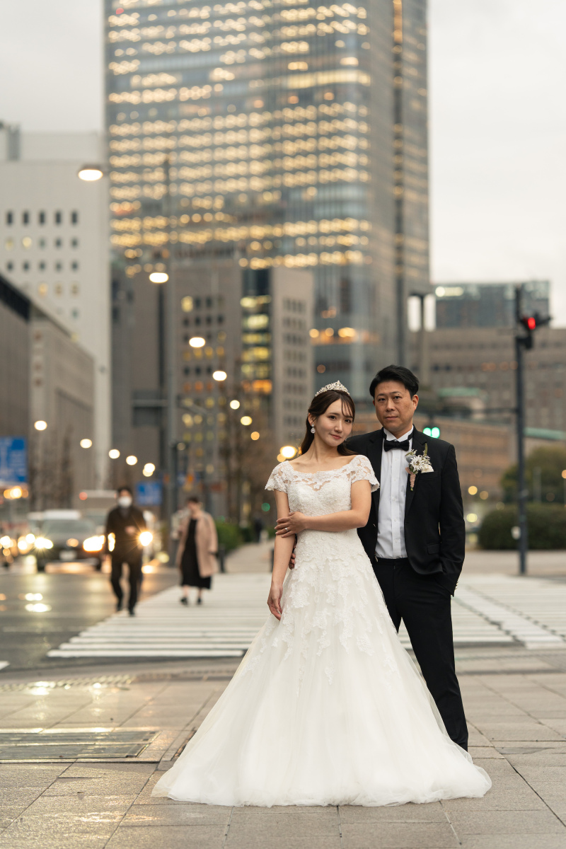 灯り始めた街灯とビルの窓灯りがロマンティック