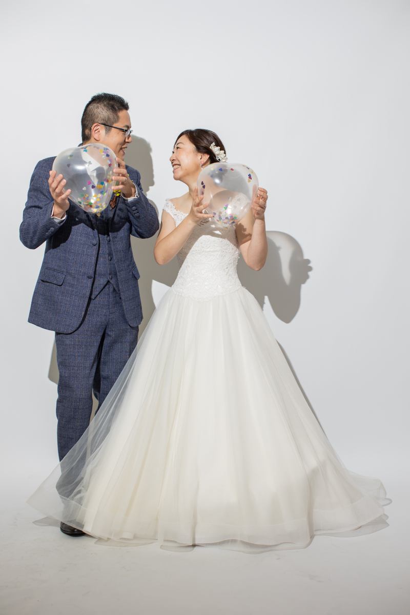 バルーン片手に見つめ合って